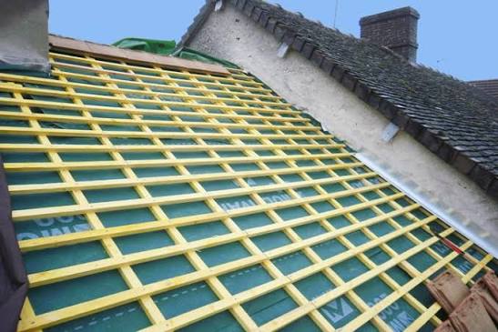 Écran sous-toiture et isolation posés sous la couverture
